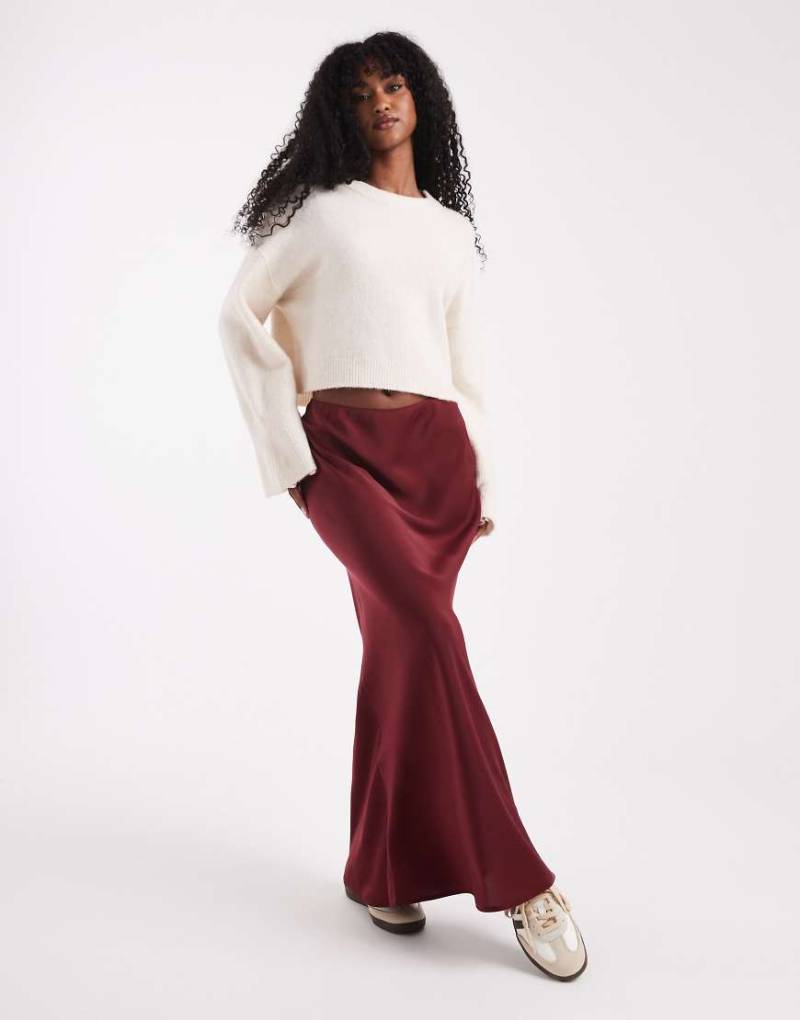 ASOS DESIGN - Asymmetrischer Maxirock aus Satin in Burgunderrot von ASOS DESIGN