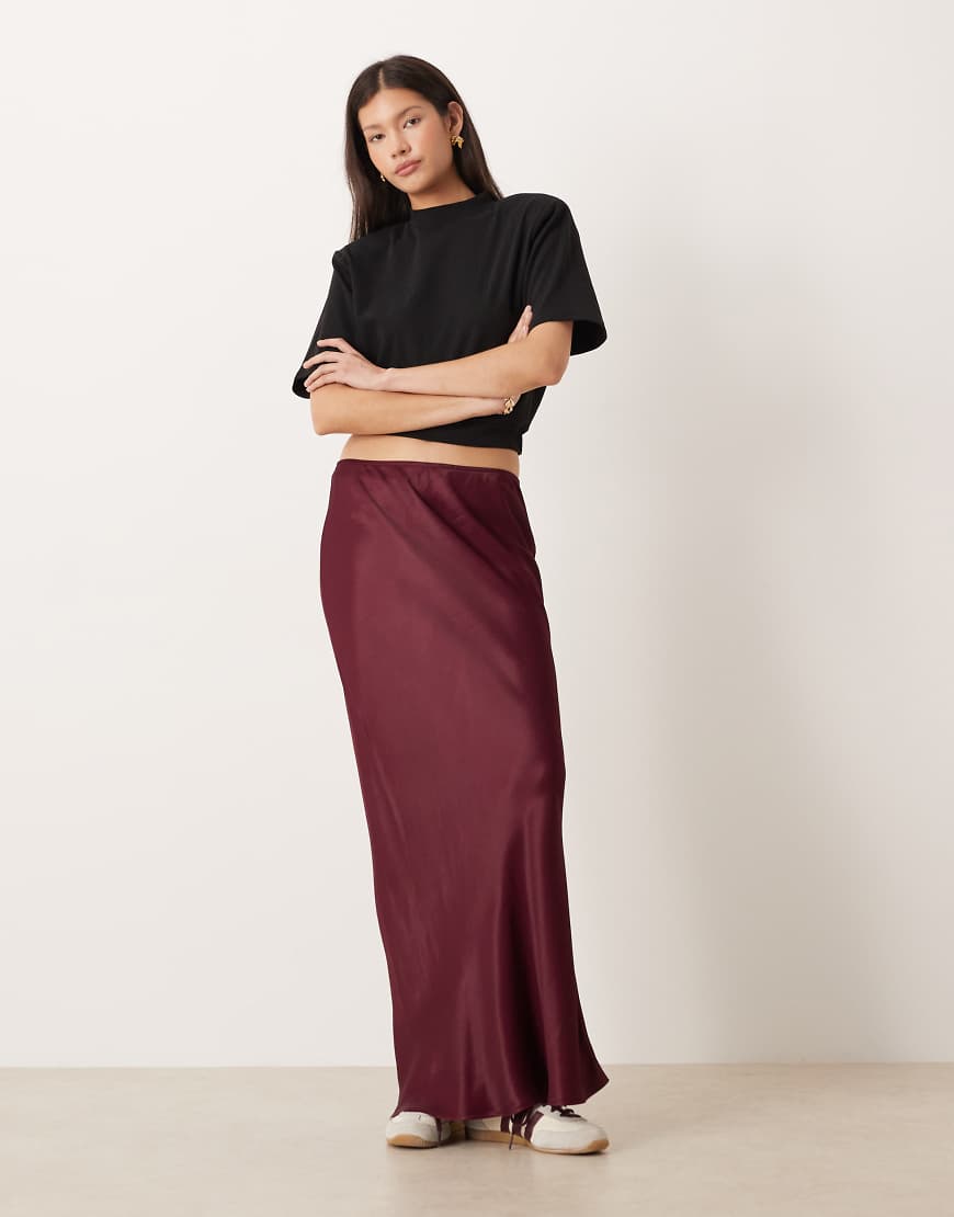 ASOS DESIGN - Asymmetrischer Maxirock aus Satin in Pflaume-Lila ASOS DESIGN - Asymmetrischer Maxirock aus Satin in Pflaume-Lila von ASOS DESIGN