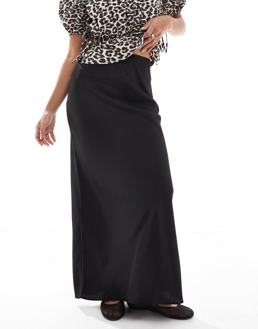 ASOS DESIGN - Asymmetrischer Maxirock aus Satin in Schwarz ASOS DESIGN - Asymmetrischer Maxirock aus Satin in Schwarz von ASOS DESIGN