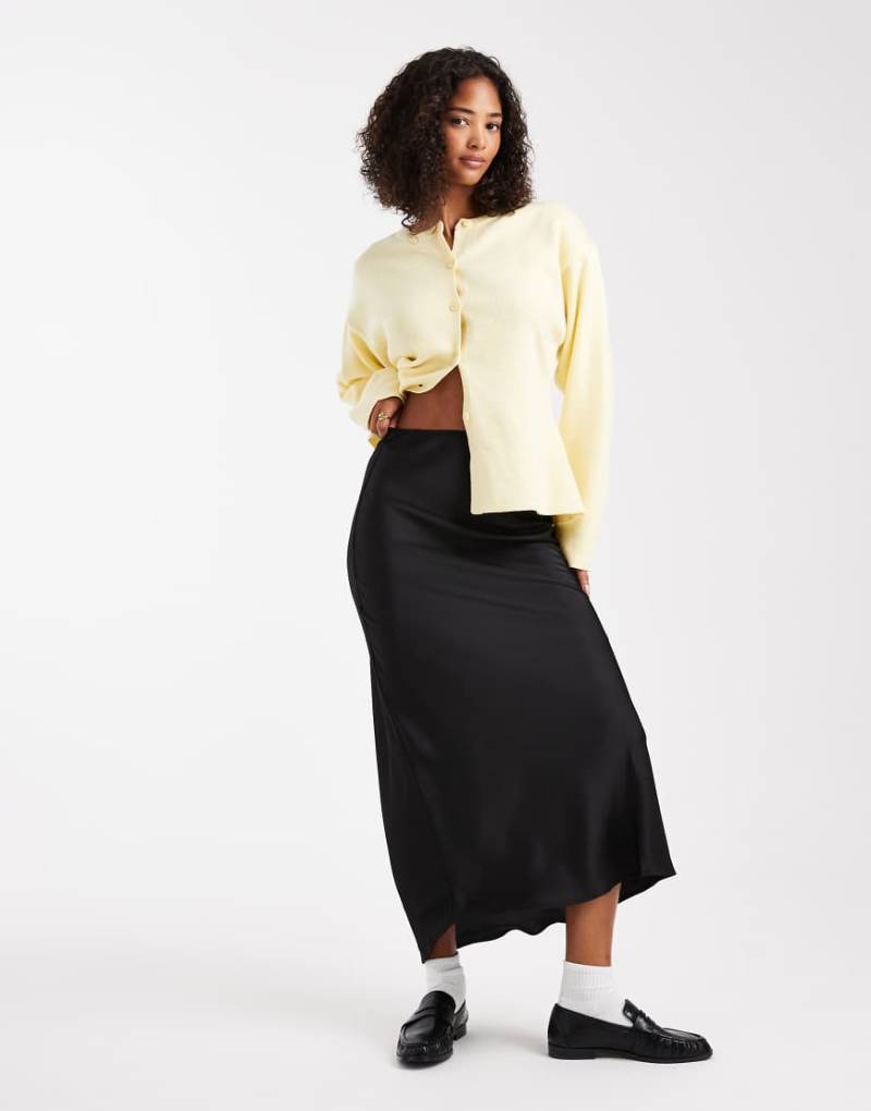 ASOS DESIGN - Asymmetrischer Maxirock aus Satin in Schwarz von ASOS DESIGN