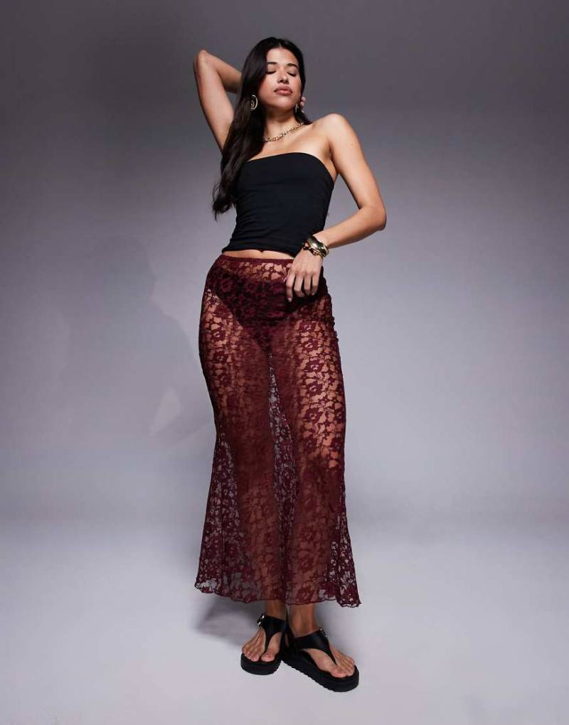 ASOS DESIGN - Asymmetrischer Maxirock aus Spitze in Kirschrot von ASOS DESIGN
