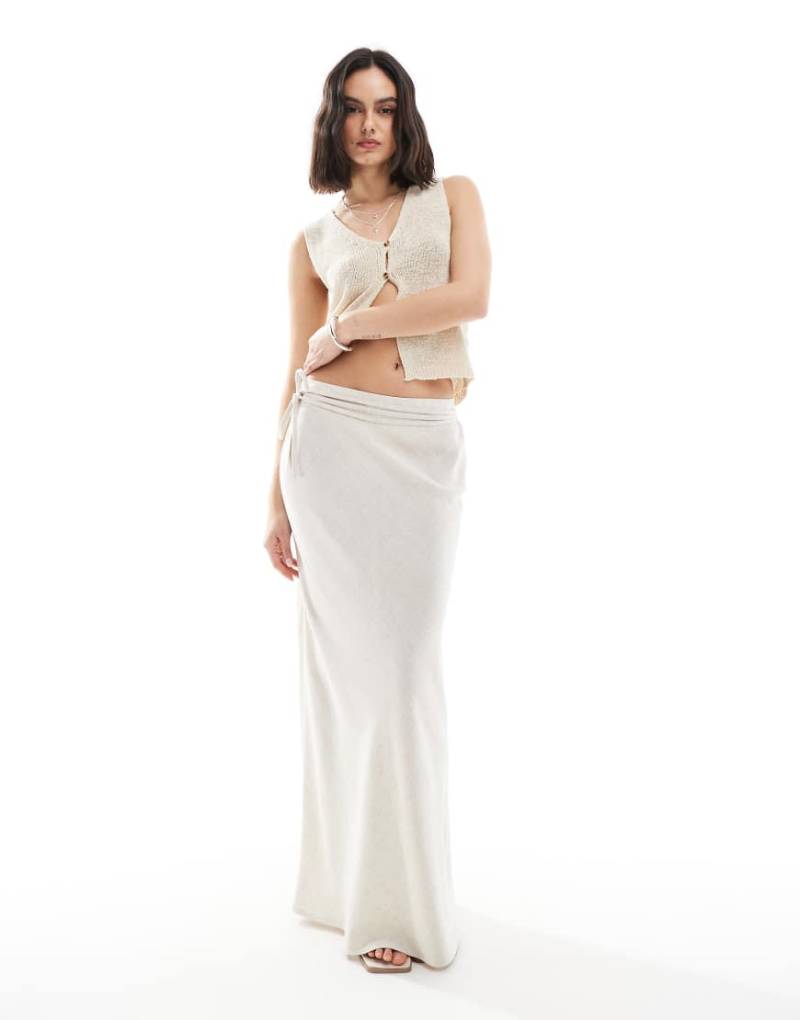 ASOS DESIGN - Asymmetrischer Maxirock in Stein aus Leinenmix-Neutral von ASOS DESIGN