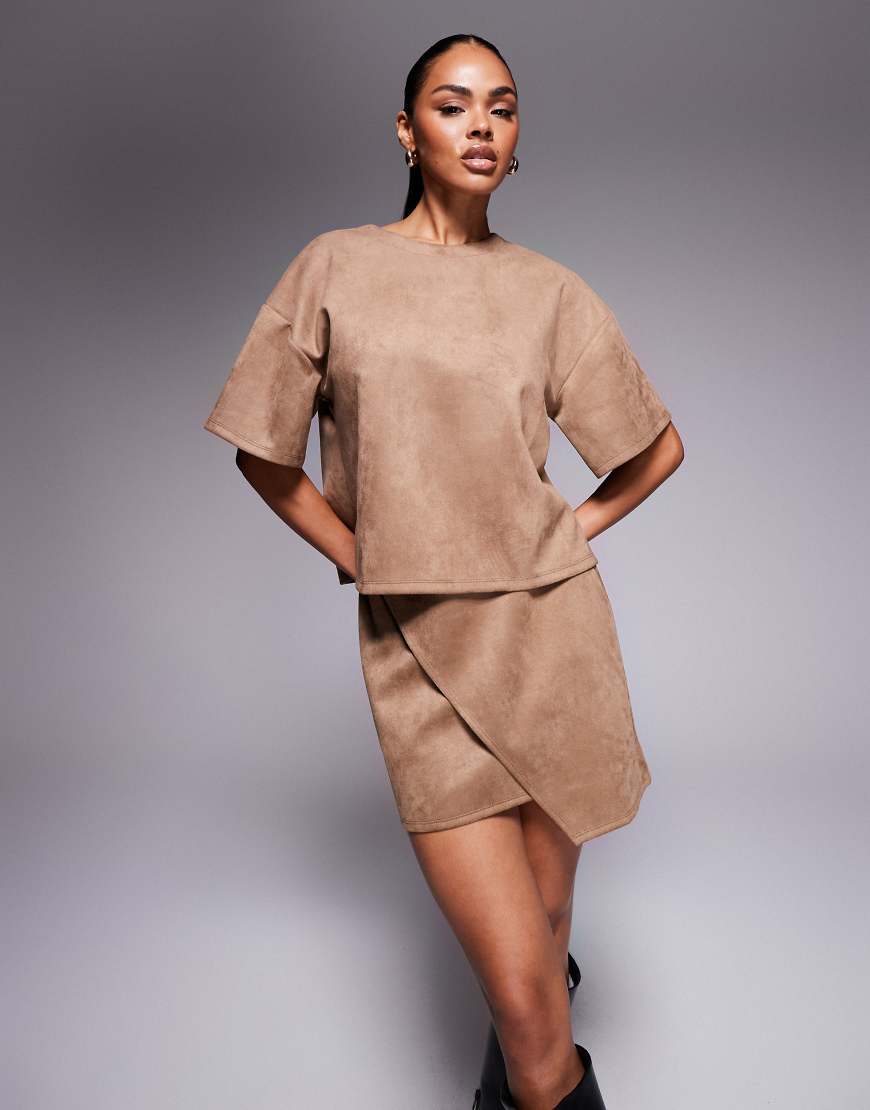 ASOS DESIGN - Asymmetrischer Minirock aus Wildlederimitat in Tabakbraun, Kombiteil-Brown von ASOS DESIGN