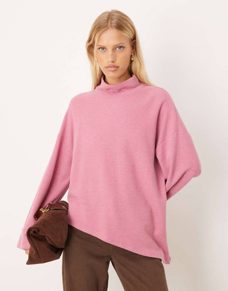 ASOS DESIGN - Superweicher, asymmetrischer Pullover in Rosa mit umgeschlagenen Bündchen von ASOS DESIGN