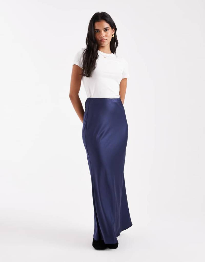 ASOS DESIGN - Asymmetrischer Satin-Maxirock in Marineblau von ASOS DESIGN