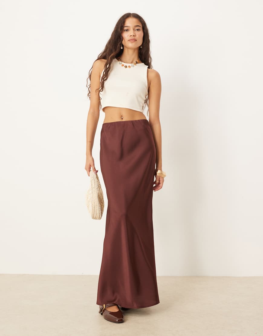 ASOS DESIGN - Asymmetrischer Satin-Maxirock in Schokobraun-Brown von ASOS DESIGN