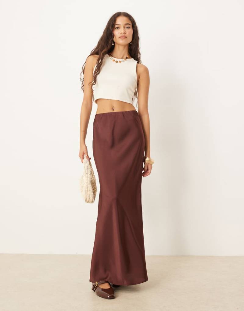ASOS DESIGN - Asymmetrischer Satin-Maxirock in Schokobraun-Brown von ASOS DESIGN