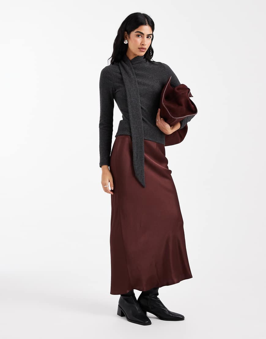 ASOS DESIGN - Asymmetrischer Satin-Maxirock in Schokobraun-Brown von ASOS DESIGN