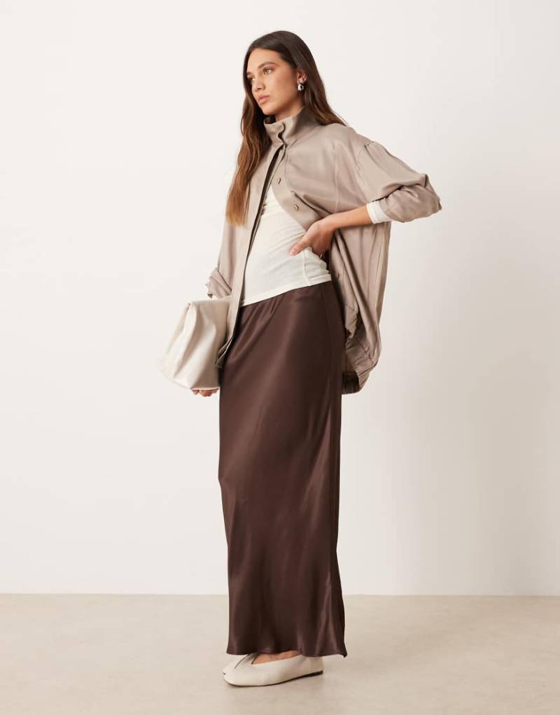 ASOS DESIGN - Asymmetrischer Satin-Maxirock in Schokobraun-Brown von ASOS DESIGN