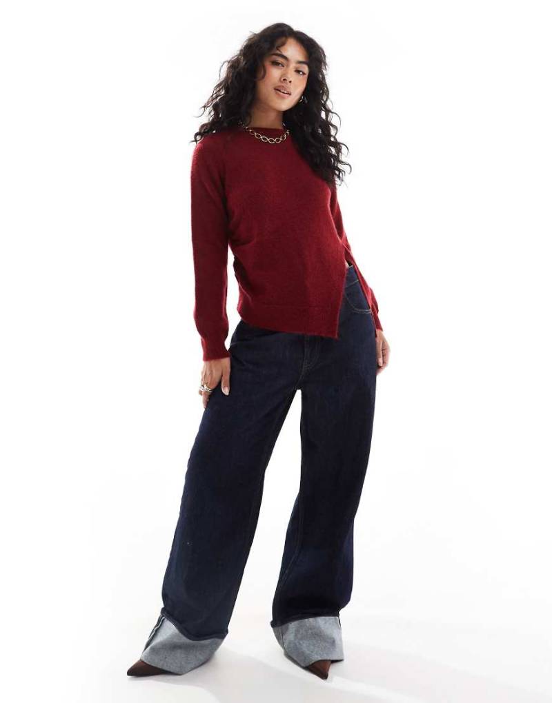 ASOS DESIGN - Asymmetrischer Strickpullover in Burgunderrot mit geraffter Seite von ASOS DESIGN
