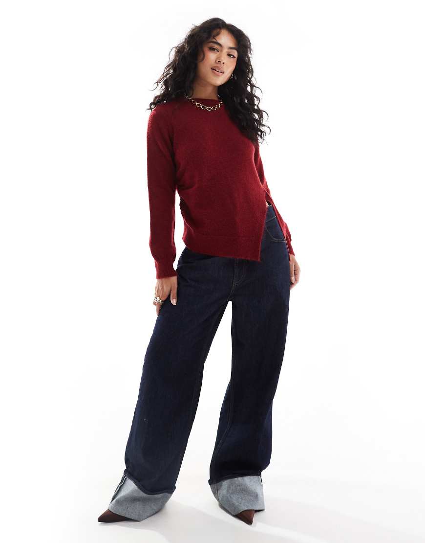 ASOS DESIGN - Asymmetrischer Strickpullover in Burgunderrot mit geraffter Seite von ASOS DESIGN