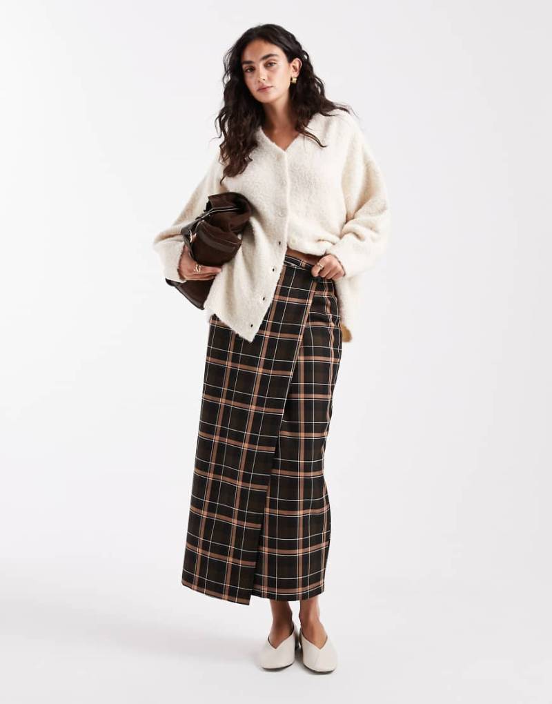 ASOS DESIGN - Asymmetrischer Wickel-Maxirock mit Karomuster-Bunt von ASOS DESIGN
