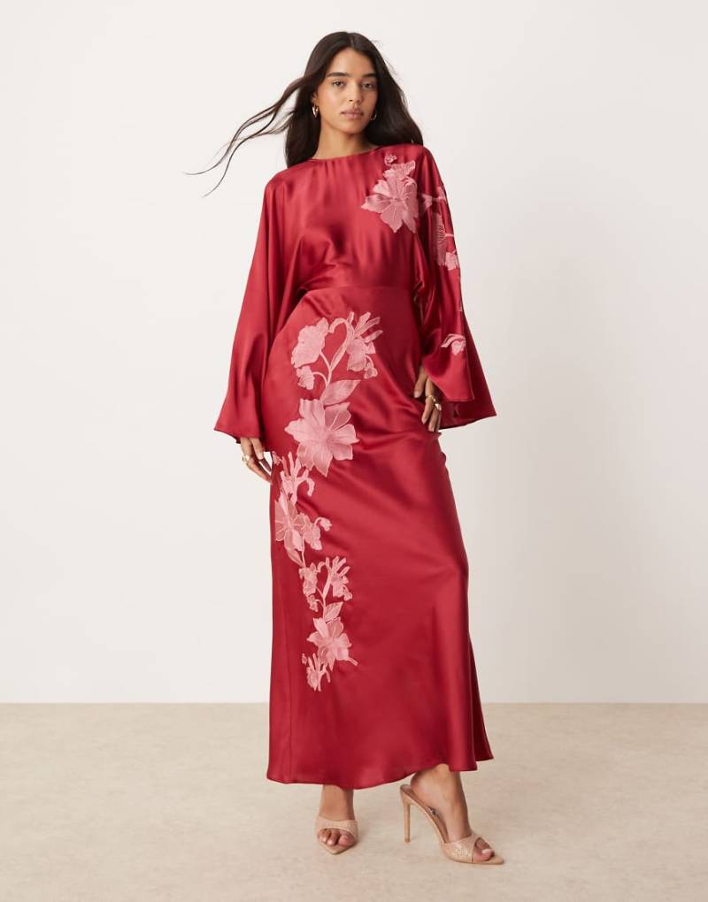 ASOS DESIGN - Asymmetrisches, besticktes Maxikleid aus Satin in Beerenrot mit extrem weiten Ärmeln-Orange von ASOS DESIGN