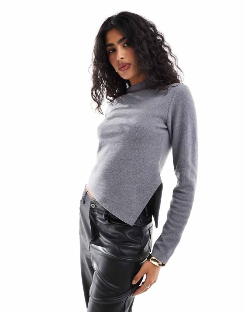 ASOS DESIGN - Asymmetrisches, extrem weiches Rollkragen-Oberteil in Anthrazit-Grau von ASOS DESIGN