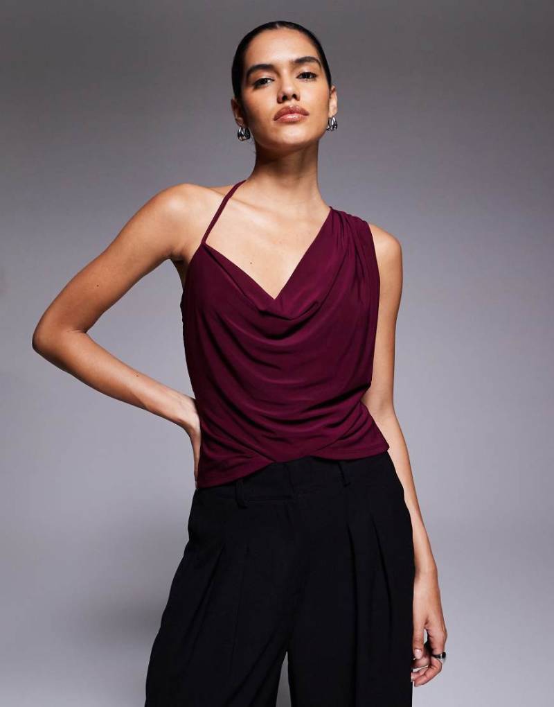 ASOS DESIGN - Figurbetontes Oberteil in Beerenrot mit asymmetrischem Wasserfallausschnitt von ASOS DESIGN