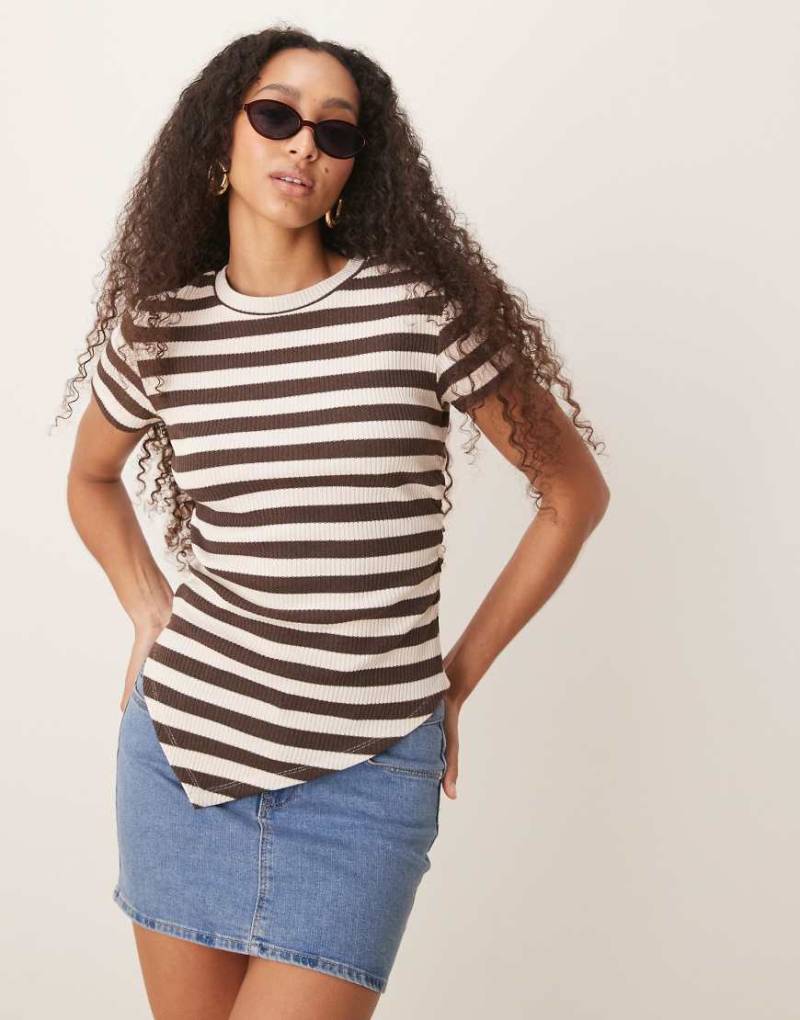 ASOS DESIGN - Asymmetrisches, gestreiftes T-Shirt in Schwarz-Weiß mit seitlicher Raffung-Bunt von ASOS DESIGN