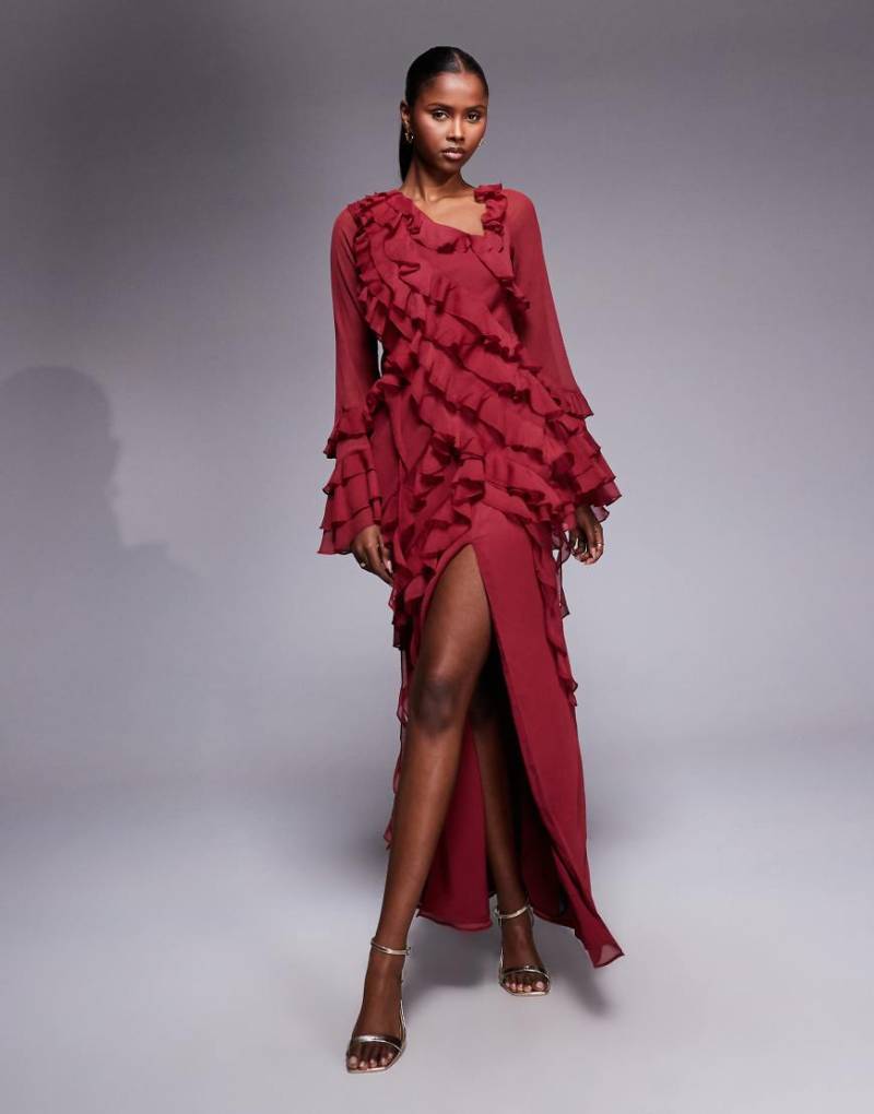 ASOS DESIGN - Asymmetrisches, gestuftes, weiches Chiffon-Maxikleid in Burgunderrot mit Rüschen und langen Ärmeln von ASOS DESIGN