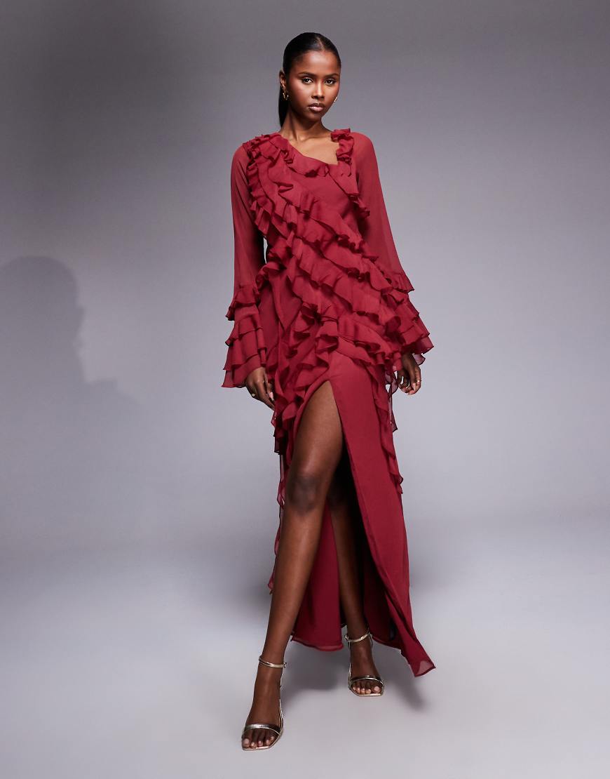 ASOS DESIGN - Asymmetrisches, gestuftes, weiches Chiffon-Maxikleid in Burgunderrot mit Rüschen und langen Ärmeln von ASOS DESIGN