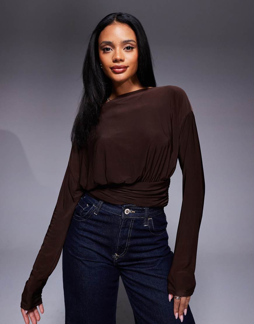 ASOS DESIGN - Asymmetrisches, langärmliges, anschmiegsames Oberteil in Schokobraun mit One-Shoulder-Träger und geraffter Taille-Brown von ASOS DESIGN