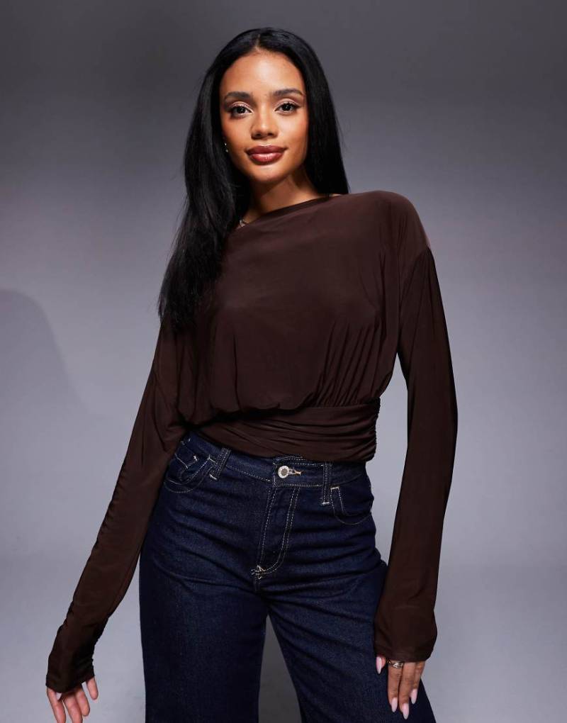 ASOS DESIGN - Asymmetrisches, langärmliges, anschmiegsames Oberteil in Schokobraun mit One-Shoulder-Träger und geraffter Taille-Brown von ASOS DESIGN