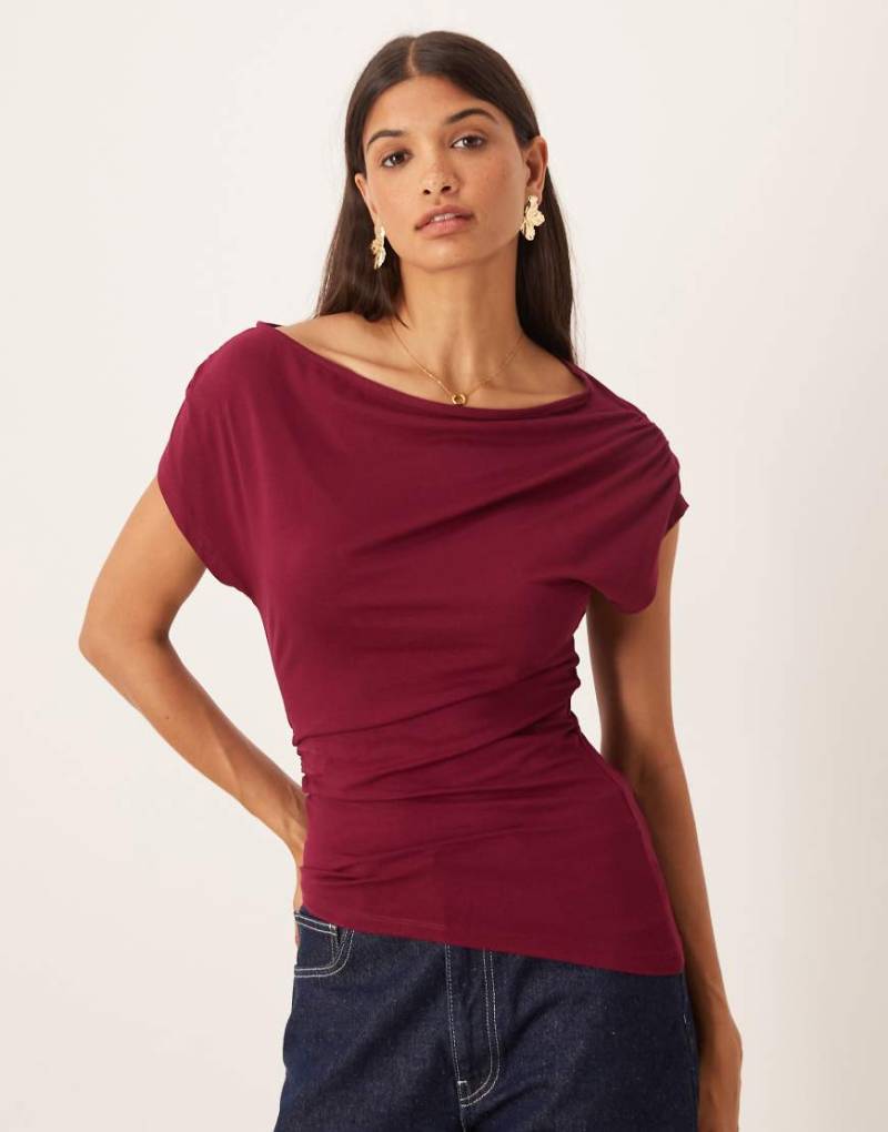 ASOS DESIGN - Asymmetrisches, locker fallendes Longline-Oberteil in Pflaume mit gerafftem Design-Lila von ASOS DESIGN