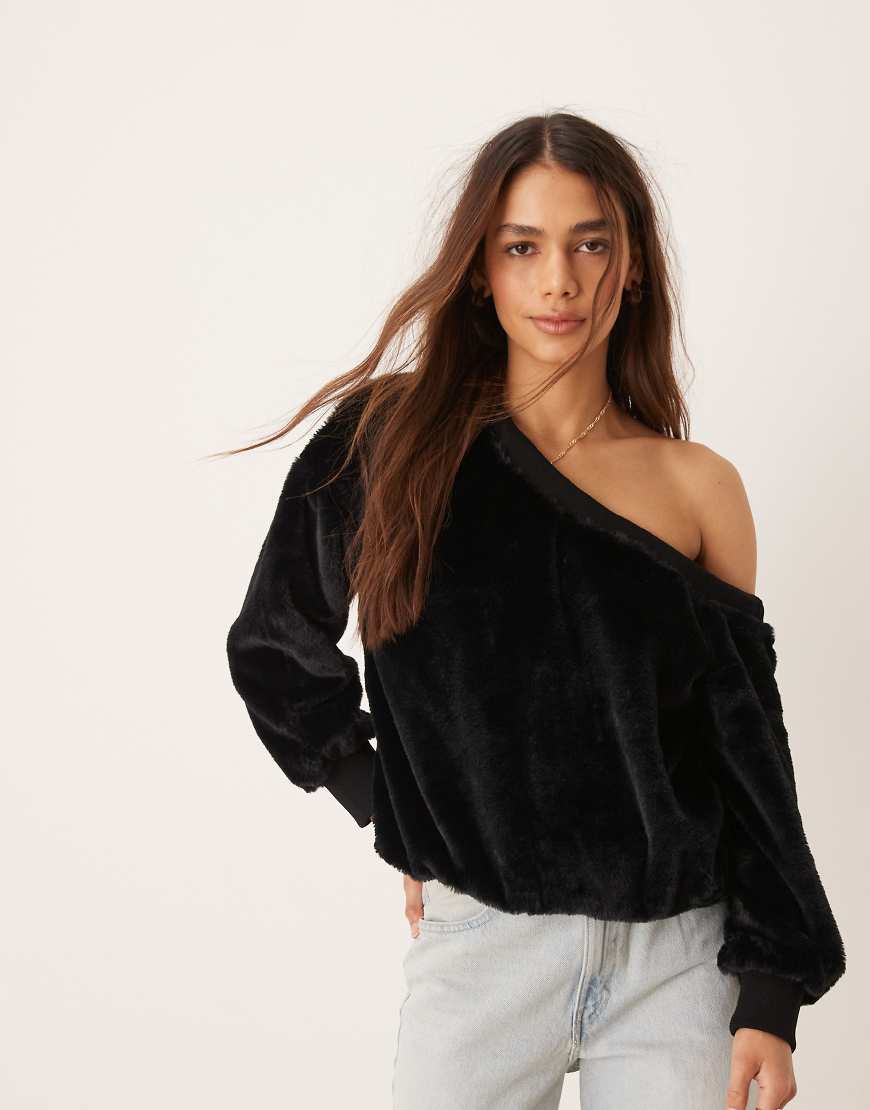 ASOS DESIGN - Asymmetrisches, schulterfreies Oberteil aus Kunstpelz in Schwarz von ASOS DESIGN