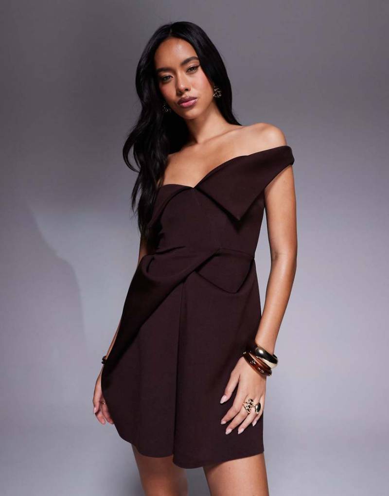 ASOS DESIGN - Asymmetrisches, trägerloses Minikleid in Neoprenoptik in Schokobraun mit kastigem Faltenrock und umgeschlagenem Ausschnitt von ASOS DESIGN