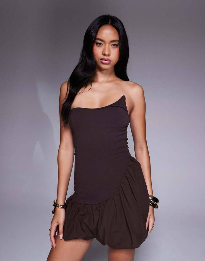 ASOS DESIGN - Asymmetrisches, trägerloses Minikleid in aus Material Neoprenoptik in Schokobraun mit Ballonrock von ASOS DESIGN