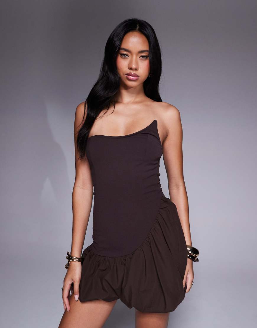 ASOS DESIGN - Asymmetrisches, trägerloses Minikleid in aus Material Neoprenoptik in Schokobraun mit Ballonrock von ASOS DESIGN