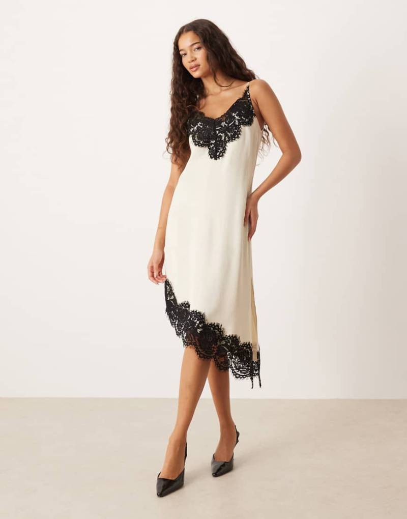 ASOS DESIGN - Asymmetrisches Camisole-Minikleid aus Satin in Creme mit schwarzer Spitze-Weiß von ASOS DESIGN