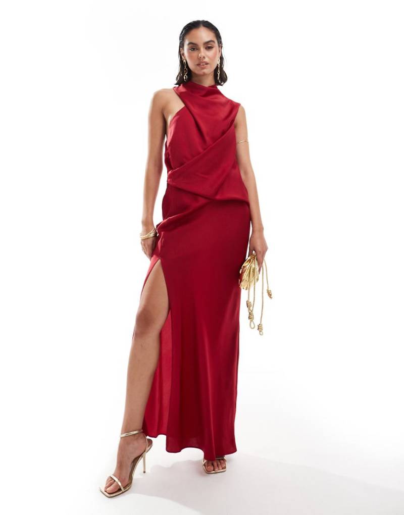 ASOS DESIGN - Asymmetrisches Maxikleid aus Satin in Claret-Rot mit überlangem Schnitt und Neckholder-Träger-Grün von ASOS DESIGN