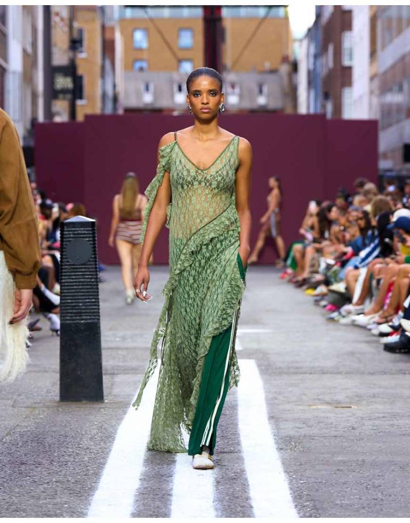 ASOS DESIGN - Asymmetrisches Maxikleid aus transparenter Spitze mit zerrissenen Details und sichtbaren Nähten in Khaki-Grün von ASOS DESIGN