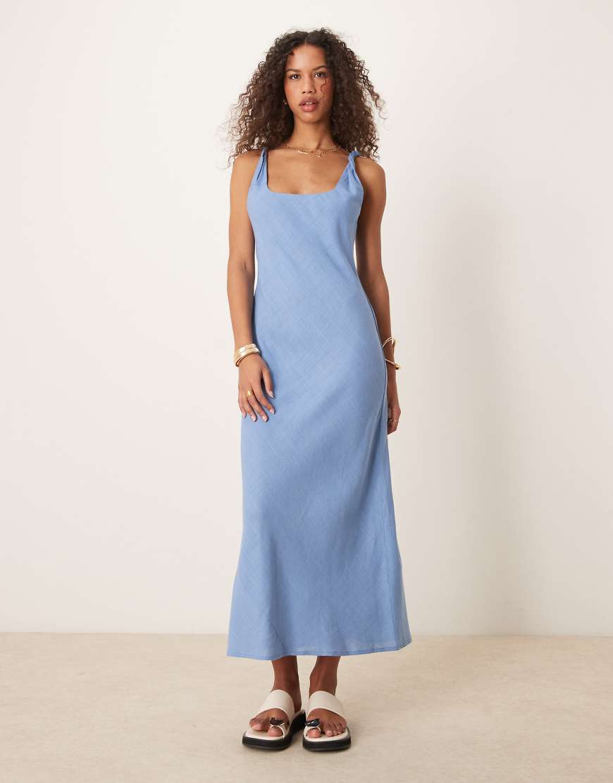 ASOS DESIGN - Asymmetrisches Maxikleid im Leinen-Look in denimblauer Waschung mit gedrehten Trägern von ASOS DESIGN