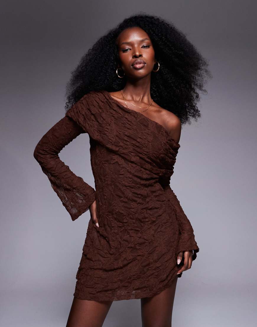 ASOS DESIGN - Asymmetrisches Maxikleid in Schokobraun mit One-Shoulder-Träger-Brown von ASOS DESIGN