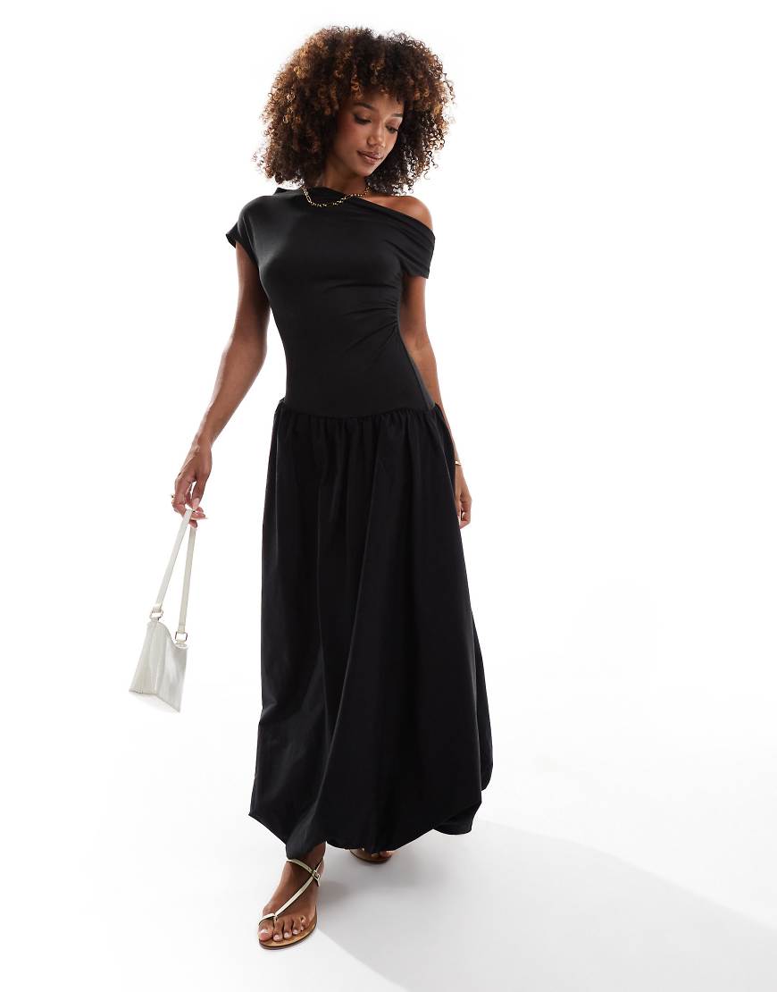 ASOS DESIGN - Asymmetrisches Maxikleid in Schwarz mit Ballonsaum von ASOS DESIGN
