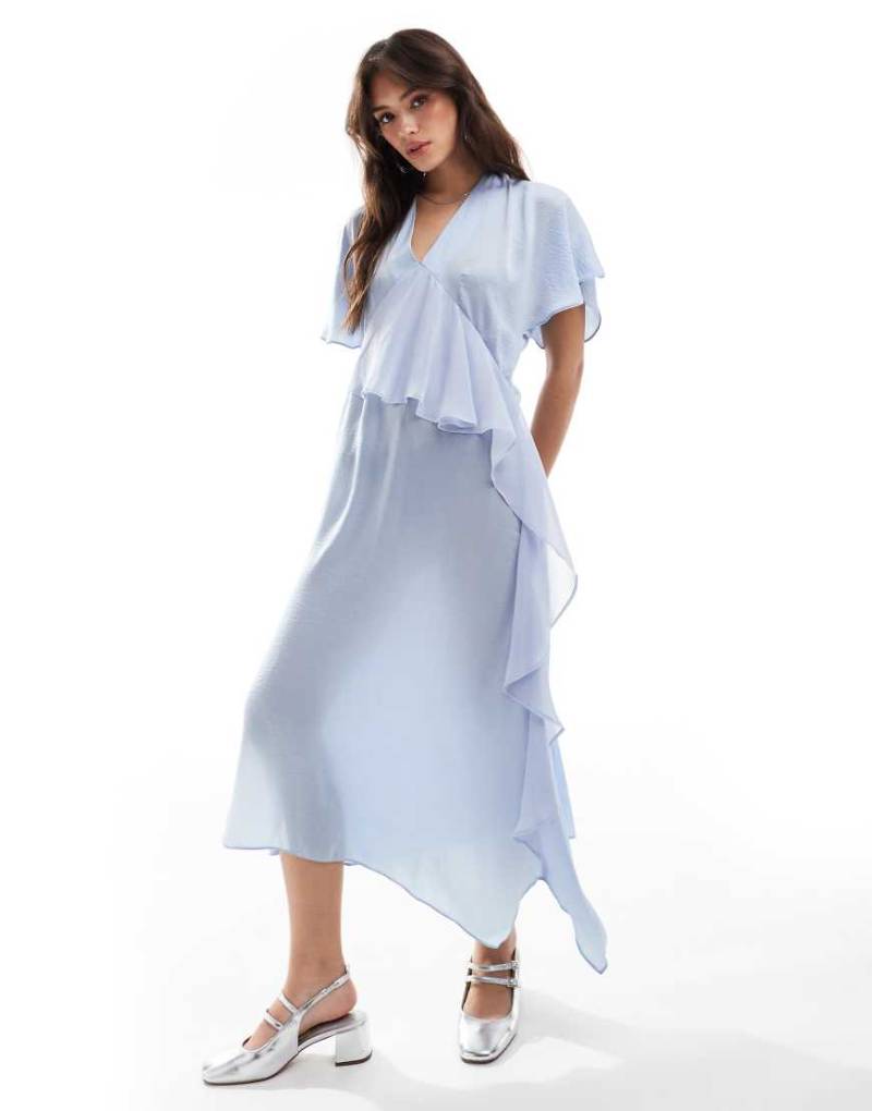 ASOS DESIGN - Asymmetrisches Midikleid aus Satin in Hellblau mit Rüschendetail von ASOS DESIGN