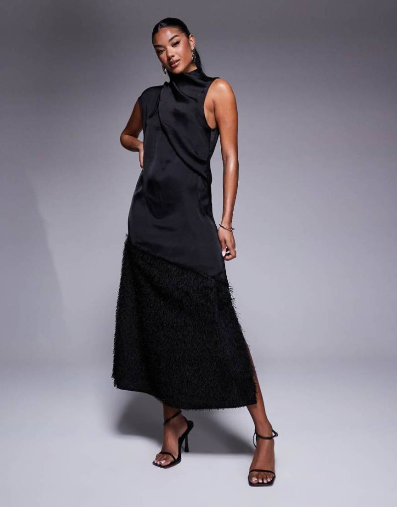 ASOS DESIGN - Asymmetrisches Midikleid aus Satin in Schwarz mit geradem Schnitt und Fransensaum von ASOS DESIGN