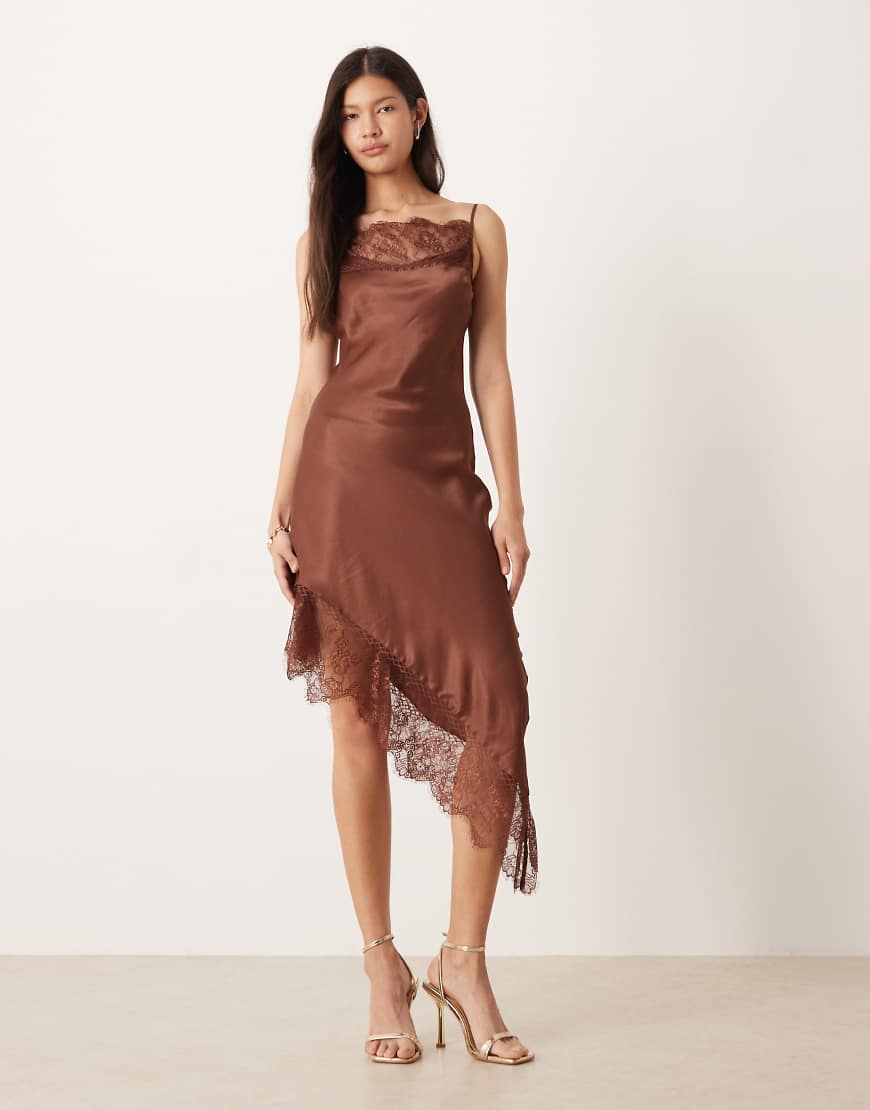 ASOS DESIGN - Asymmetrisches Mini-Trägerkleid aus Satin in Schokobraun mit Spitzenbesatz-Brown von ASOS DESIGN