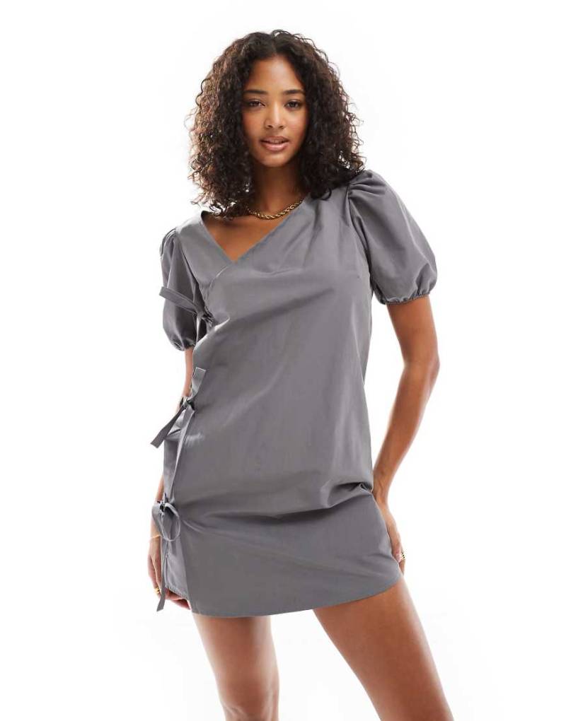ASOS DESIGN - Asymmetrisches Minikleid in Schokobraun mit seitlichem Bindedetail von ASOS DESIGN
