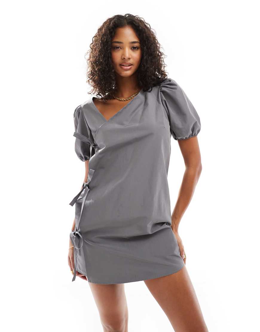 ASOS DESIGN - Asymmetrisches Minikleid in Schokobraun mit seitlichem Bindedetail von ASOS DESIGN