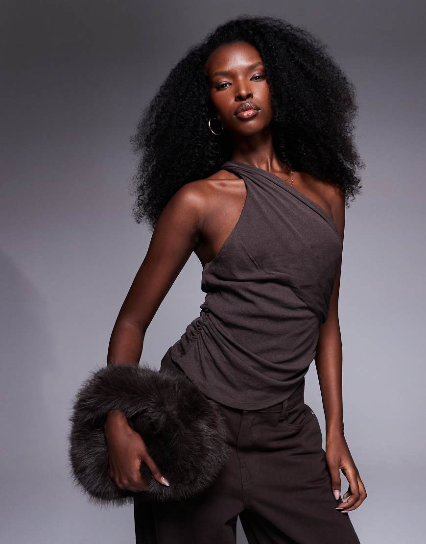 ASOS DESIGN - Asymmetrisches Neckholder-Oberteil in Schokobraun mit Drapierung-Brown von ASOS DESIGN