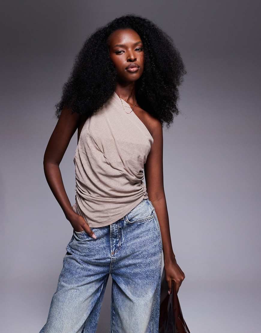 ASOS DESIGN - Asymmetrisches Neckholder-Oberteil in Taupe mit Drapierung-Grau ASOS DESIGN - Asymmetrisches Neckholder-Oberteil in Taupe mit Drapierung-Grau von ASOS DESIGN