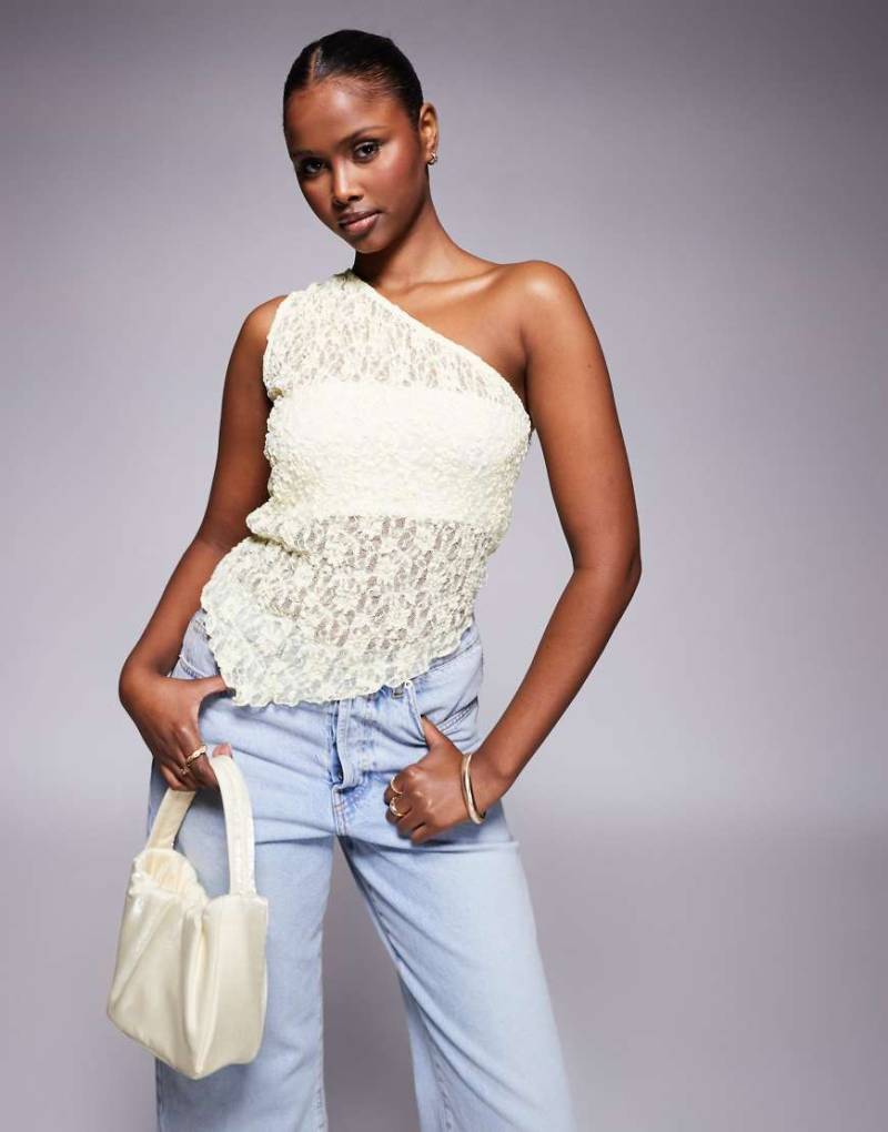 ASOS DESIGN - Asymmetrisches Oberteil aus Spitze in Buttermilchgelb mit One-Shoulder-Träger von ASOS DESIGN