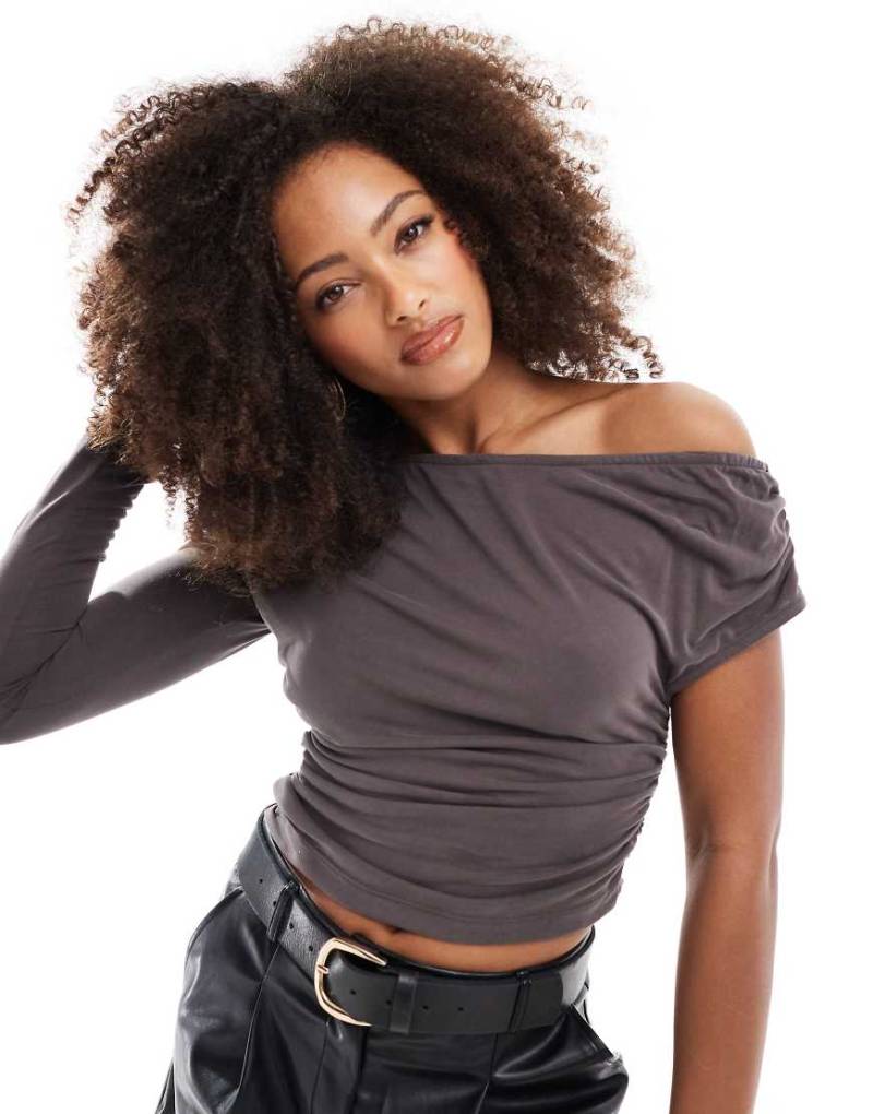 ASOS DESIGN - Asymmetrisches Oberteil in Dunkelgrau mit One-Shoulder-Design von ASOS DESIGN