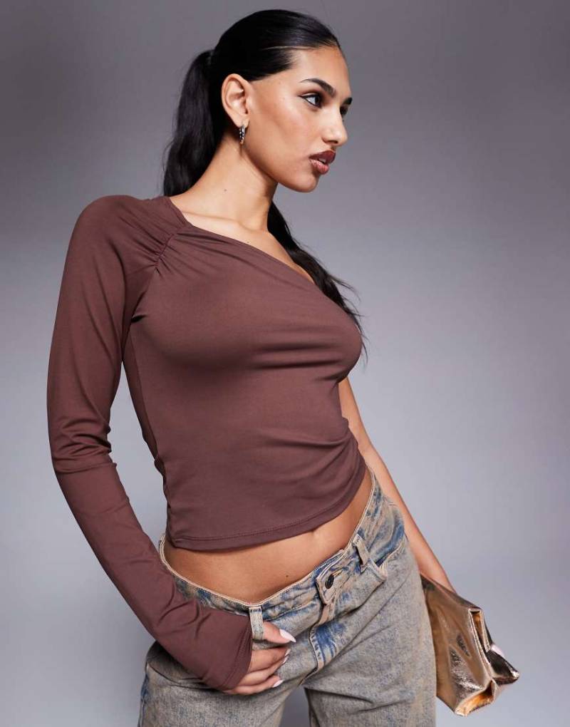 ASOS DESIGN - Asymmetrisches Oberteil in Schokobraun mit One-Shoulder-Ärmel von ASOS DESIGN