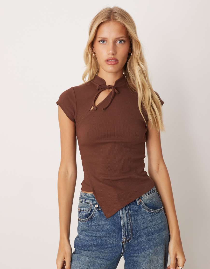 ASOS DESIGN - Asymmetrisches Oberteil in Schokobraun mit Schlaufenschnürung-Brown von ASOS DESIGN