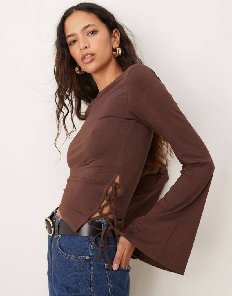 ASOS DESIGN - Asymmetrisches Oberteil in Schokobraun mit langen, ausgestellten Ärmeln und seitlichem Schnürdetail von ASOS DESIGN