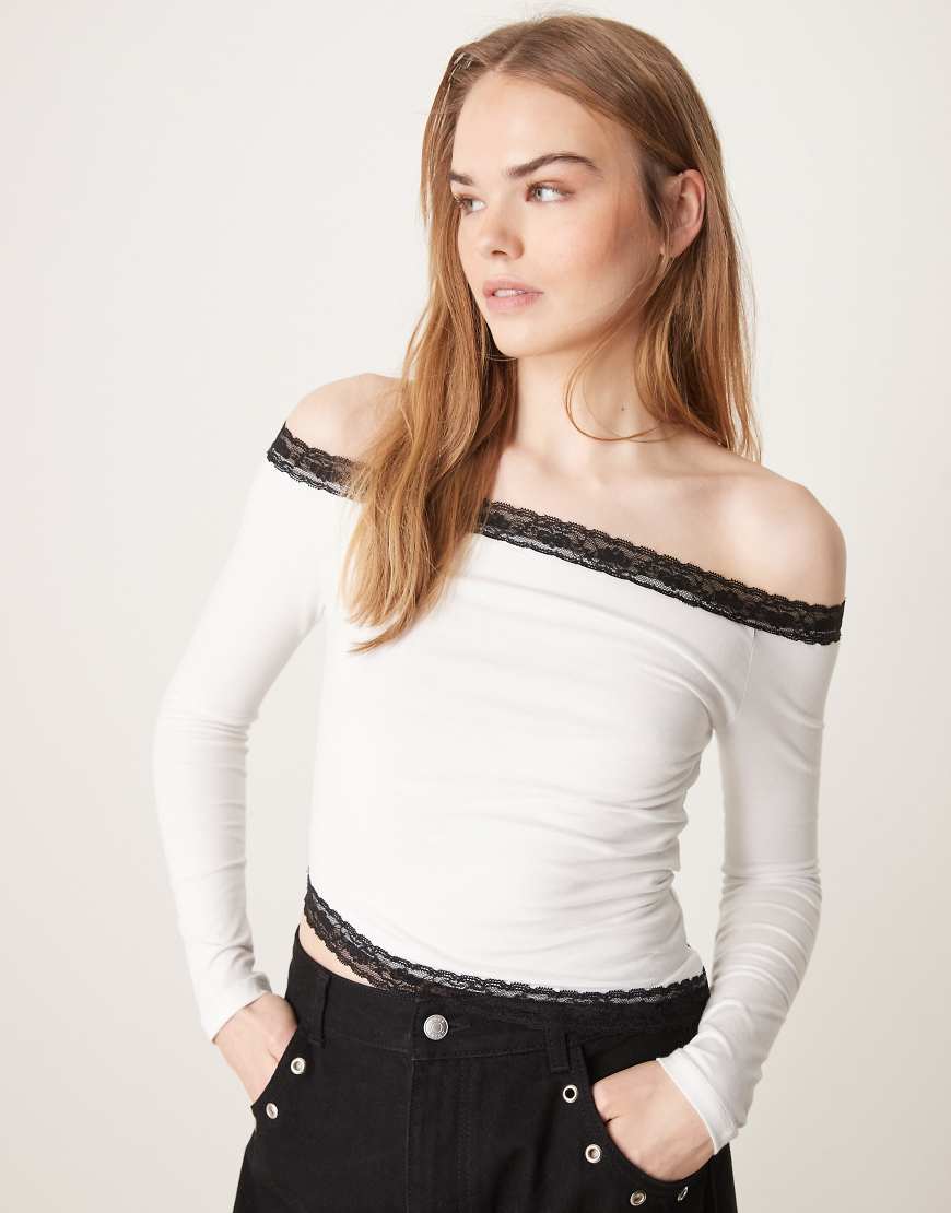 ASOS DESIGN - Asymmetrisches Oberteil in Weiß mit Spitzenbesatz und Carmen-Ausschnitt ASOS DESIGN - Asymmetrisches Oberteil in Weiß mit Spitzenbesatz und Carmen-Ausschnitt von ASOS DESIGN