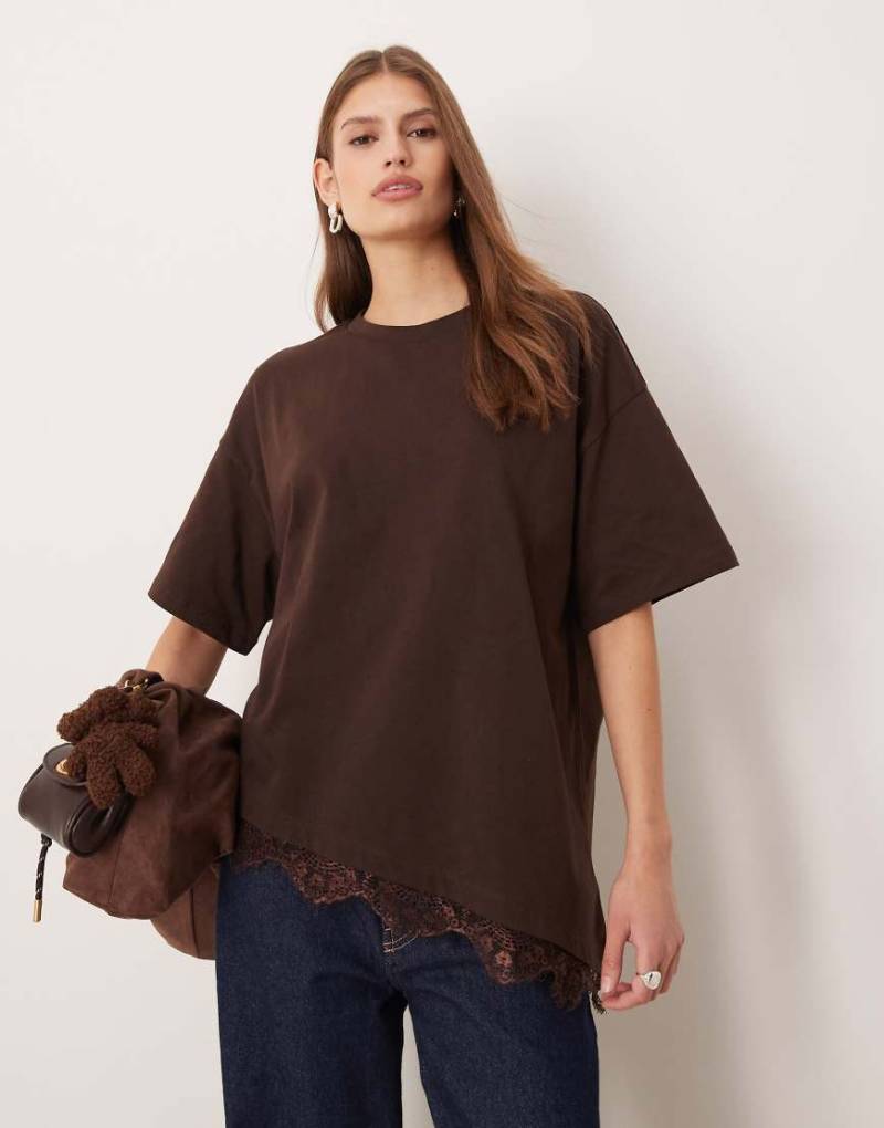 ASOS DESIGN - Asymmetrisches Oversize-T-Shirt in Schokobraun mit Spitzenborte-Brown von ASOS DESIGN