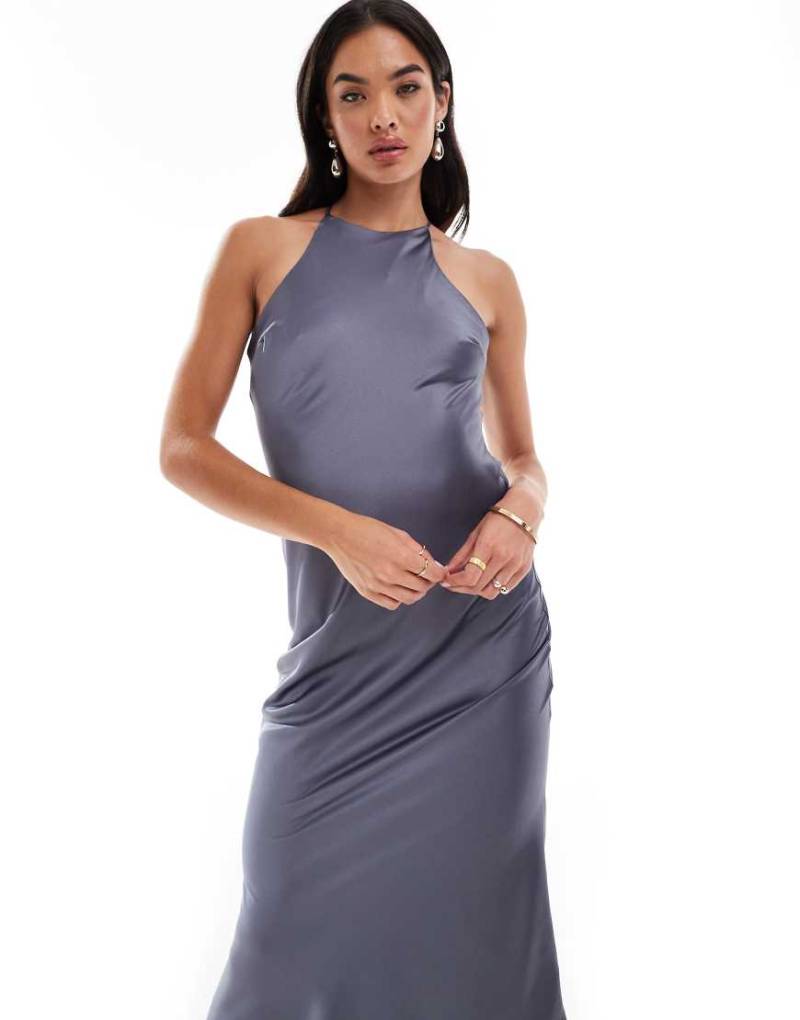 ASOS DESIGN - Asymmetrisches Satin-Maxikleid in Anthrazit mit Ringer-Rücken-Grau von ASOS DESIGN